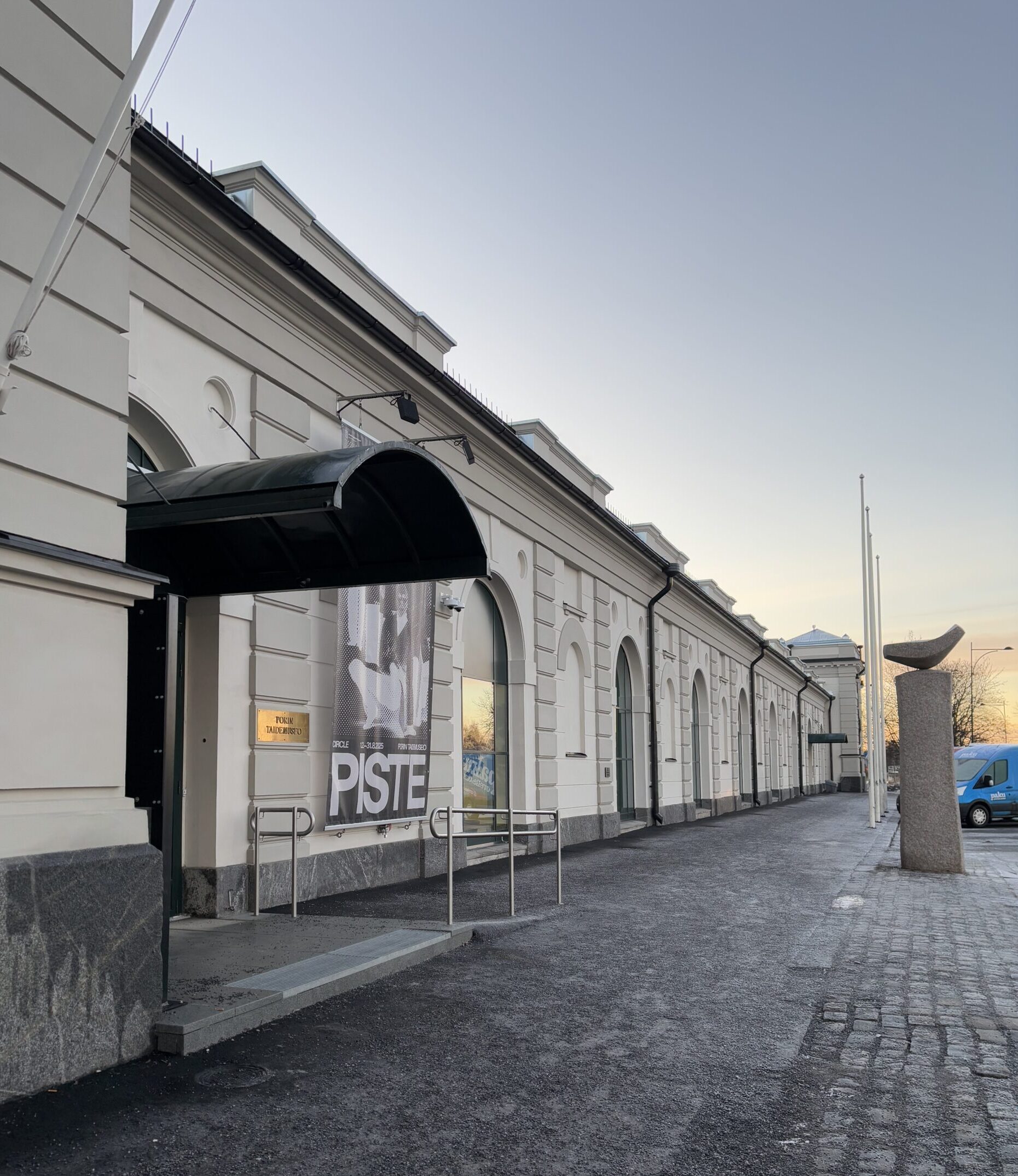 Porin taidemuseo ulkoa päin kuvattuna